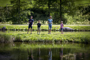 Kinder beim Fischen